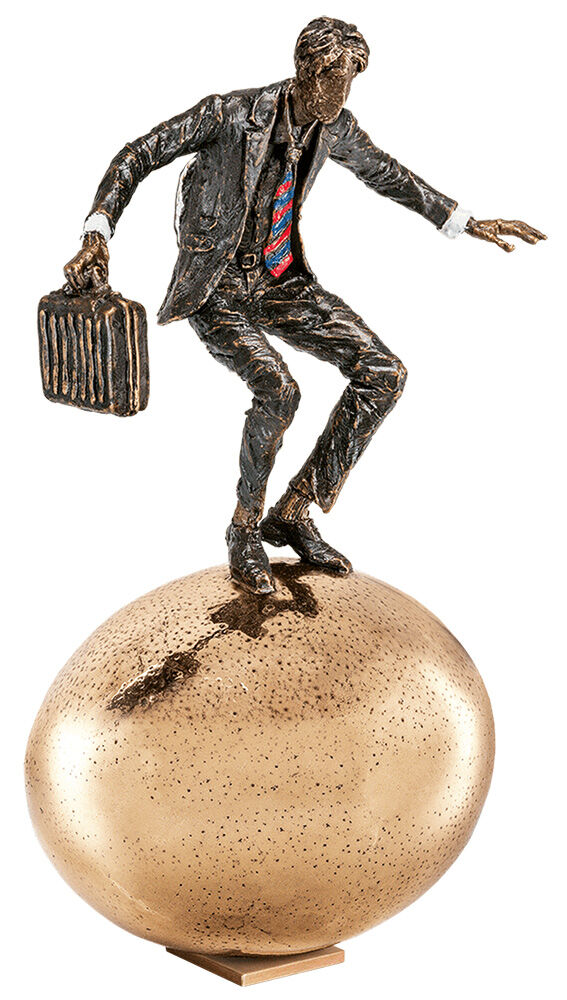 Skulptur "Balance auf goldenem Ei" (2016), Bronze von Vitali Safronov