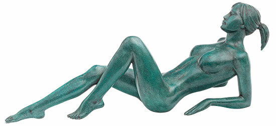 Skulptur "Die Liegende", Version Bronze grün von Richard Senoner