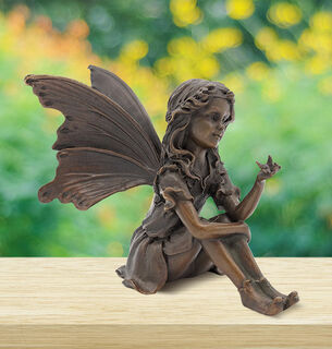 Gartenskulptur "Sitzende Elfe mit Schmetterling", Bronze
