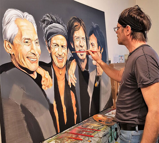 Dans son atelier, l'artiste Martin Sonnleitner peint un portrait des Rolling Stones dans le style pop art.