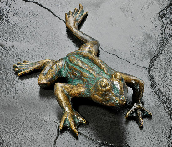 Garden sculpture "Climbing Frog", bronze
