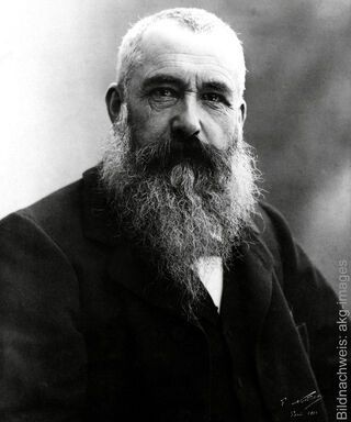 Historiskt svartvitt fotografi av målaren Claude Monet i mörk kostym och med ett mycket långt helskägg.
