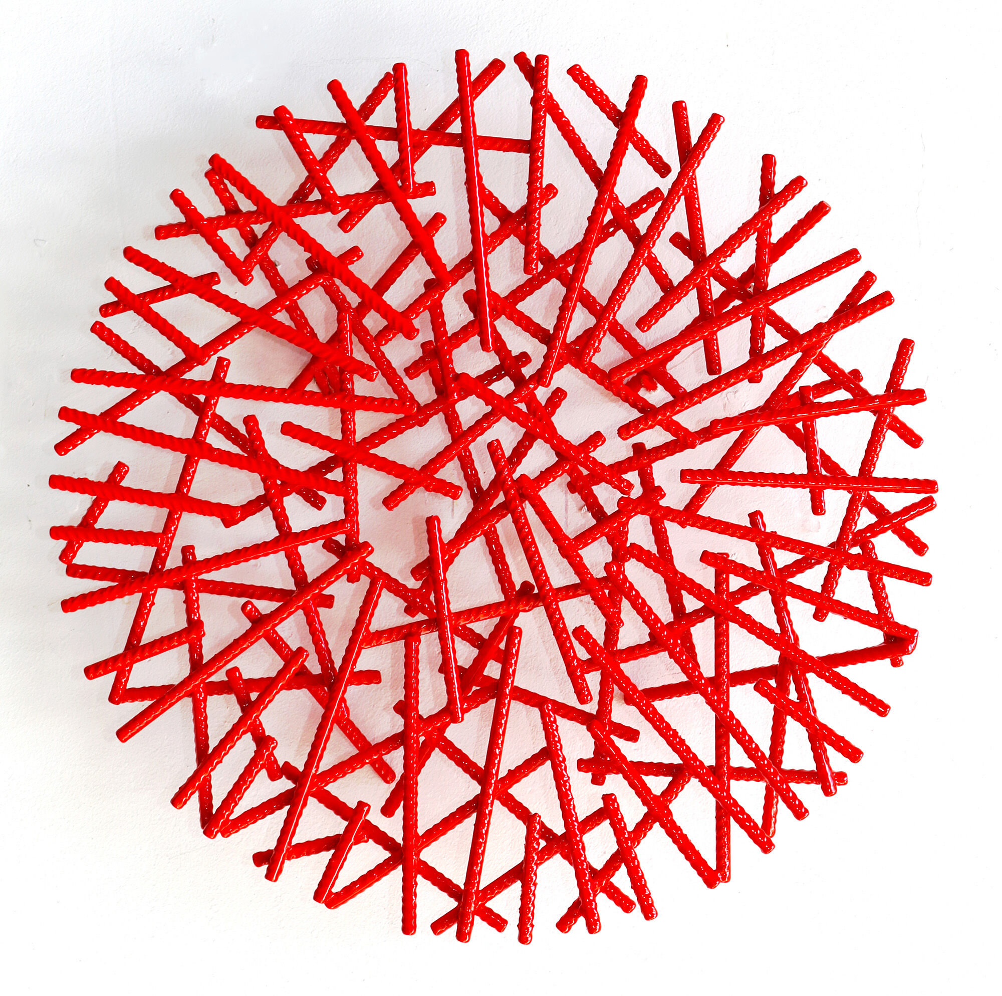 Objeto de pared "Maze Round Red" (2025) (pieza única) de Christine Liebich