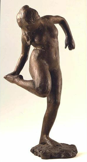Skulptur "Tänzerin, den rechten Schuh anziehend", Version in Bronze von Edgar Degas