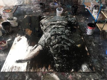 Koenemann experimentiert auch mit Bitumen, Lacken und unterschiedlichen Materialien.