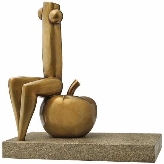 Skulptur "Eva auf Apfel", Version in Bronze von Johann Baptist Lenz