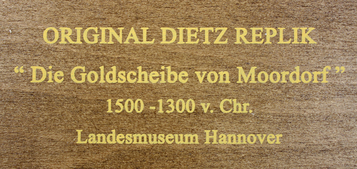 Réplique de Dietz « Le disque d'or de Moordorf » (vers 1500-1300 av. J.-C.), encadrée