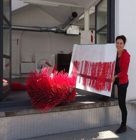 Die Künstlerin Susanne Immer vorm Atelier