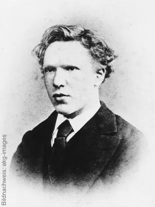 Una fotografia storica in bianco e nero del giovane pittore Vincent van Gogh in giacca e cravatta.