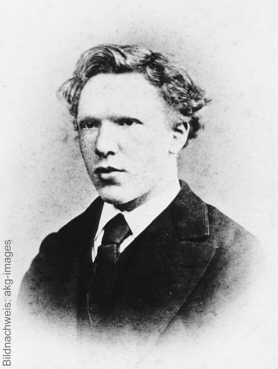 Historische Schwarz-Weiß-Fotografie des jungen Malers Vincent van Gogh im Anzug mit Krawatte.