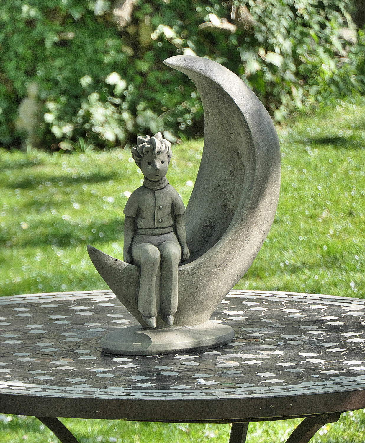 Tuinbeeld "De kleine prins in de maan", gegoten steen