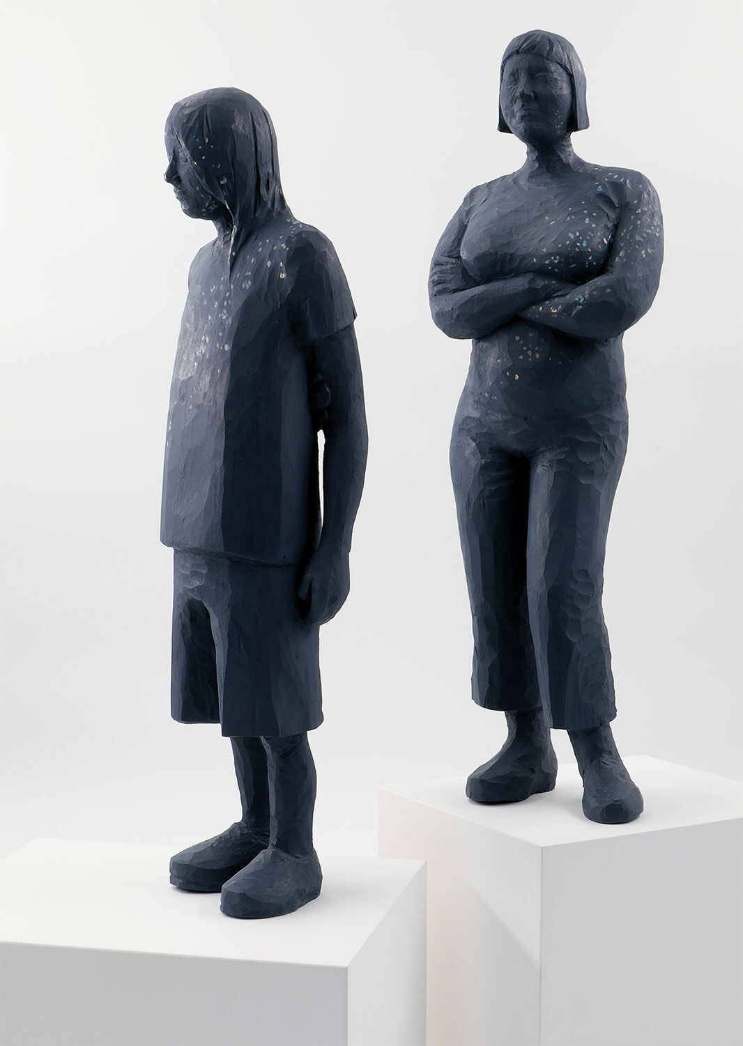 Ensemble de 2 sculptures en bois avec socle pour fixation murale "Body#309.3/4 et Body#310.4/4" (2022) de Johanna Schelle