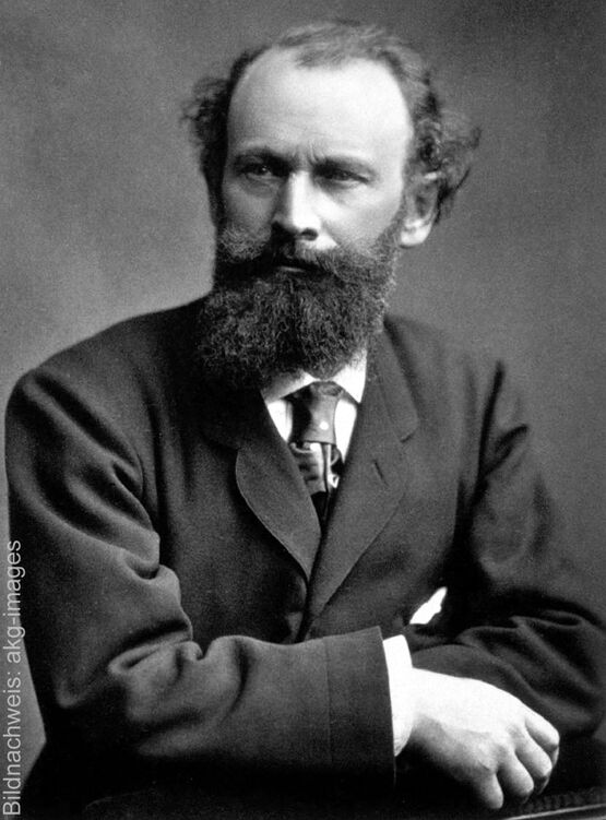 Fotografía histórica en blanco y negro del pintor Édouard Manet, vestido con un traje oscuro y luciendo una llamativa barba tupida.