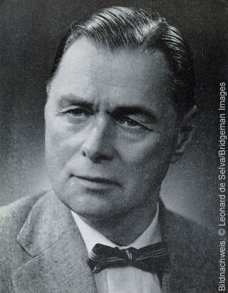 Historický černobílý portrét rusko-německého umělce a expresionistického malíře Alexeje von Jawlenského v obleku s motýlkem.