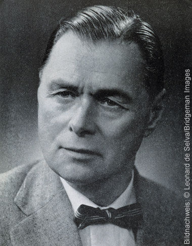 Historický černobílý portrét rusko-německého umělce a expresionistického malíře Alexeje von Jawlenského v obleku s motýlkem.