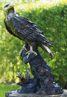 Gartenskulptur "Steinadler auf Baumstamm", Bronze