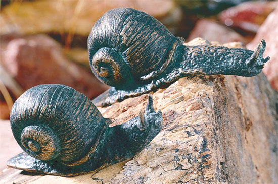Ensemble de 2 sculptures d'escargots, bronze