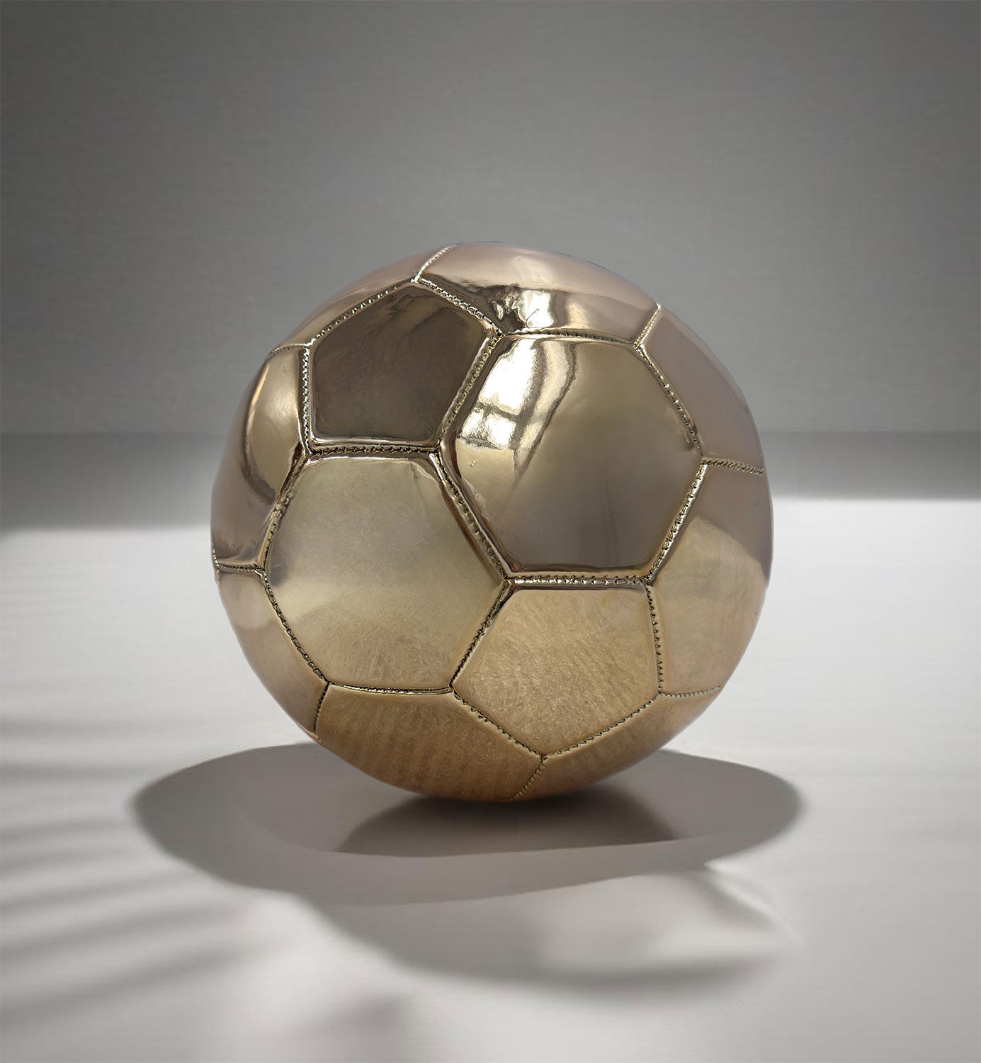 Deko-Objekt "Fußball", Version in Kunstguss Metallic-Gold