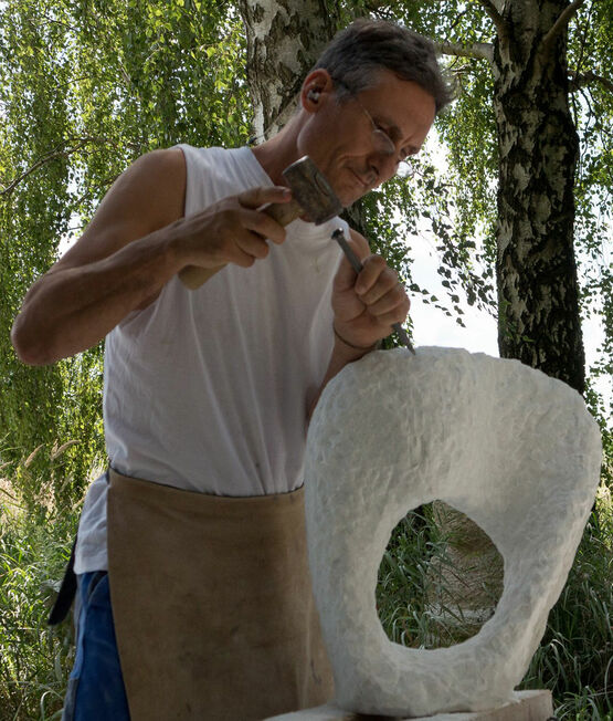 Der Bildhauer Klaus W. Rieck in Aktion