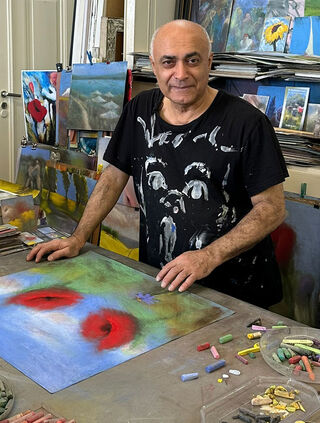 Nærbillede af kunstneren Kani Alavi i sit atelier