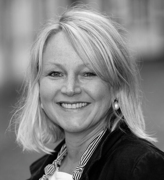Een zwart-witportret van de Duitse schilderes Kirsten Serowski.