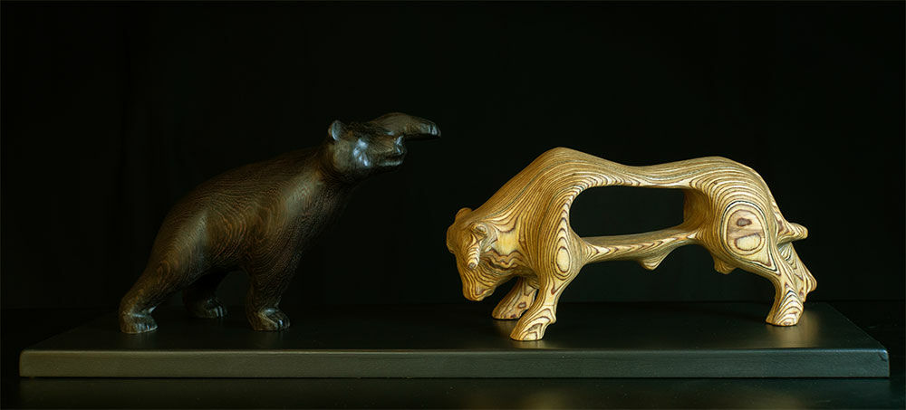 2-teilige Skulptur "Bulle und Bär" (2023) (Original / Unikat), Holz auf Platte von Marcus Meyer