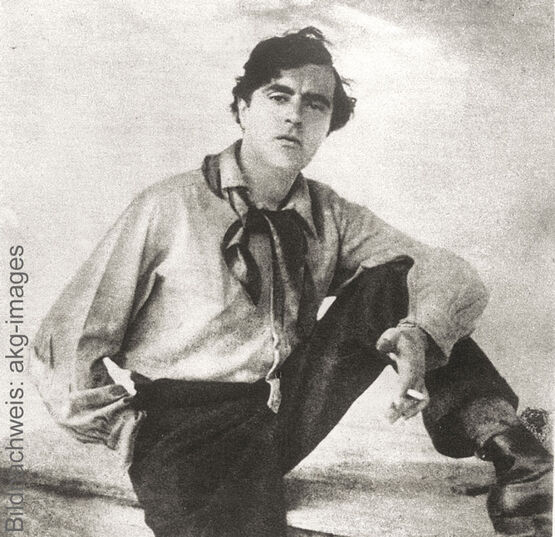Fotografia storica in bianco e nero del pittore Amedeo Modigliani con la cravatta allentata e una sigaretta in mano.