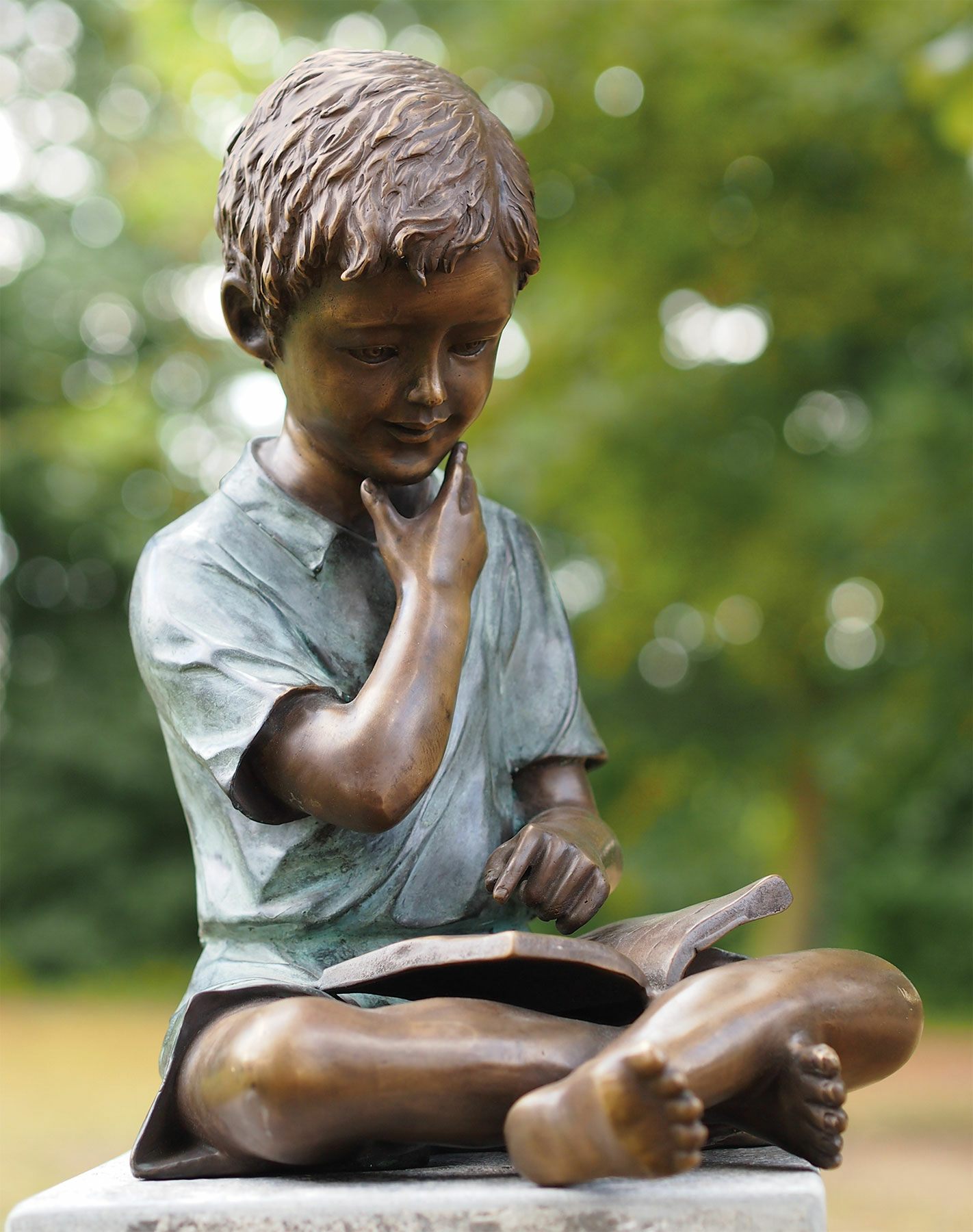 Haveskulptur "Dreng med bog", bronze