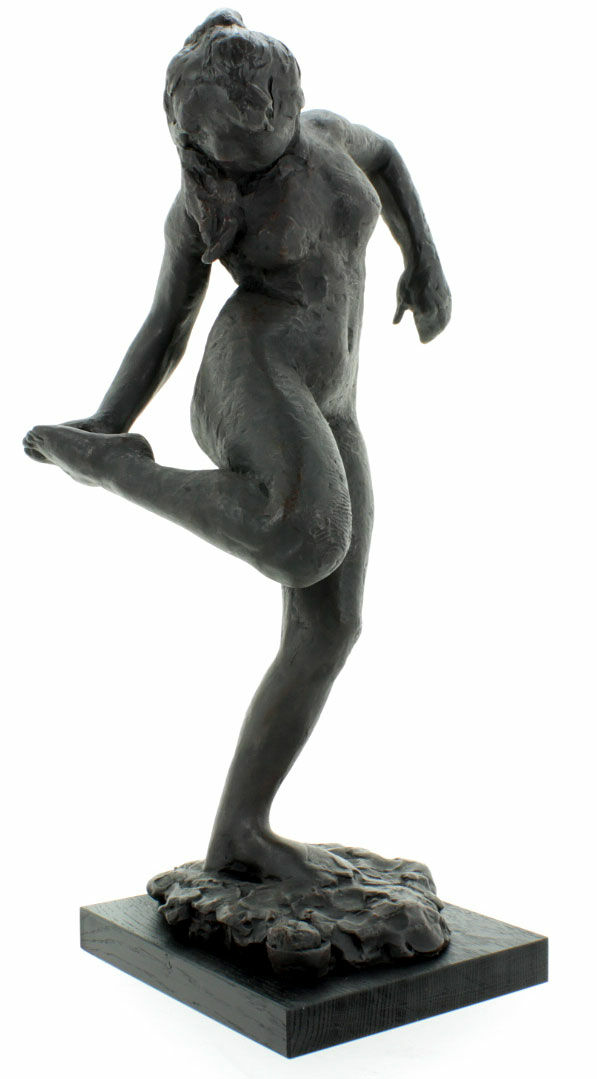 Skulptur "Tänzerin, den rechten Schuh anziehend", Version in Kunstbronze von Edgar Degas