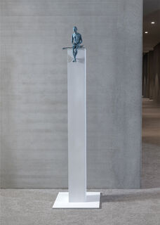 Socha "Icaro", bronz na stéle od Raffaella Benetti