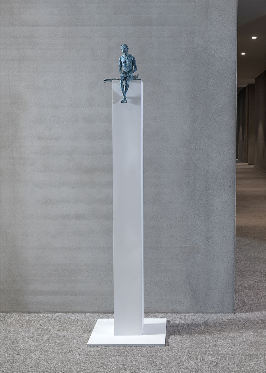 Socha "Icaro", bronz na stéle od Raffaella Benetti