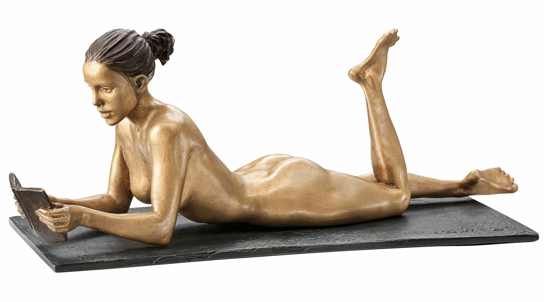 Sculpture "Reading Woman" (2019), bronze by Leo Wirth