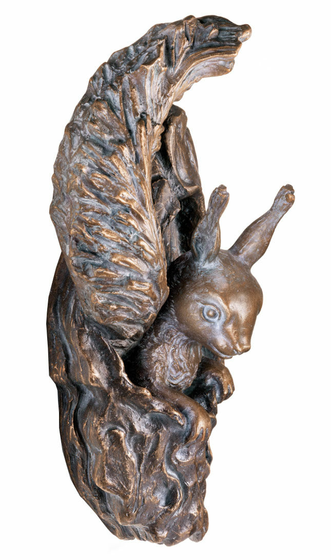Tuinobject / wandsculptuur "Eekhoorn - Kijkend uit een Knotgat", brons