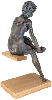 Skulptur "La Scarpa", Bronze auf Holz von Damiano Taurino