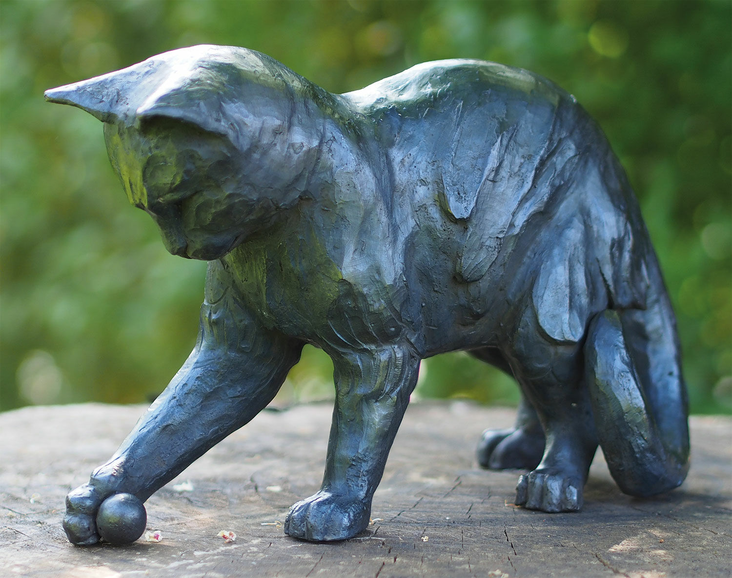 Tuinbeeld "Speelse kat met bal", brons