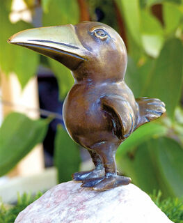 Garden sculpture "Raven, looking straight ahead", bronze on stone
