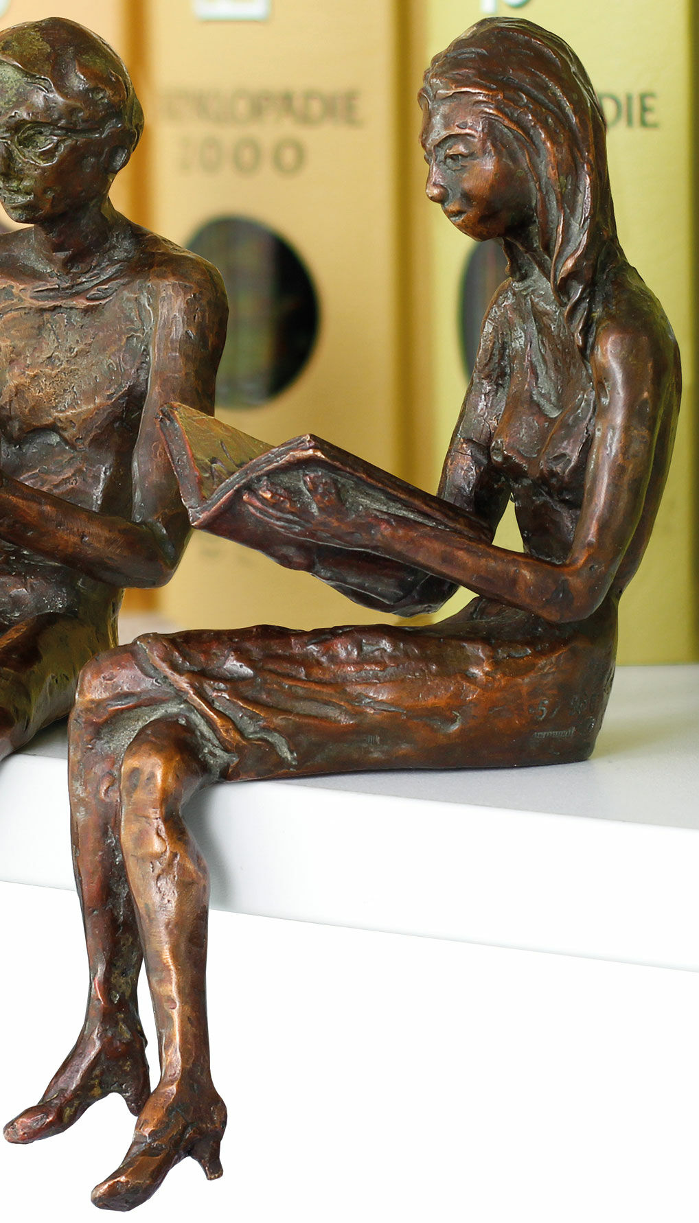 Sculptuur/plankzitter "Reading Woman", metaalafgietsel von Birgit Stauch