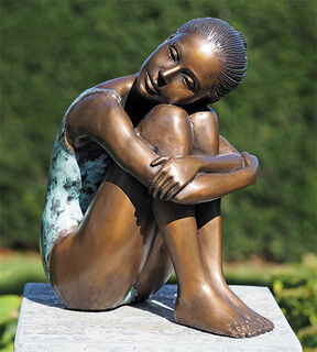 Haveskulptur "Siddende pige", bronze