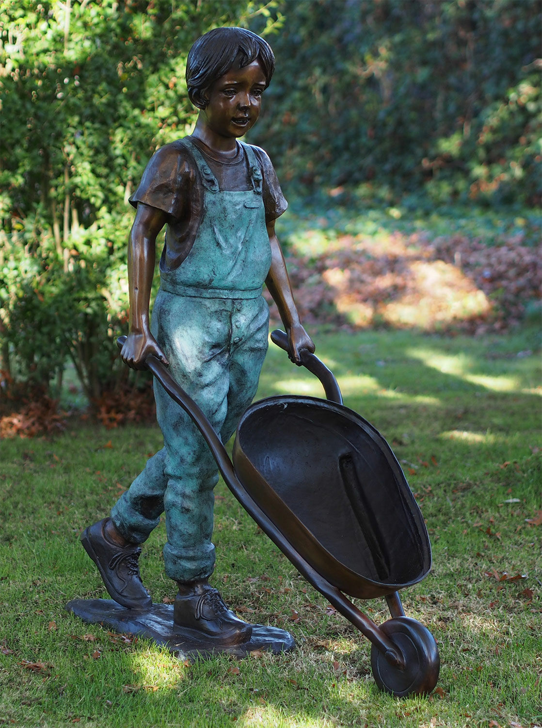 Gartenskulptur "Paul mit Schubkarre", Bronze